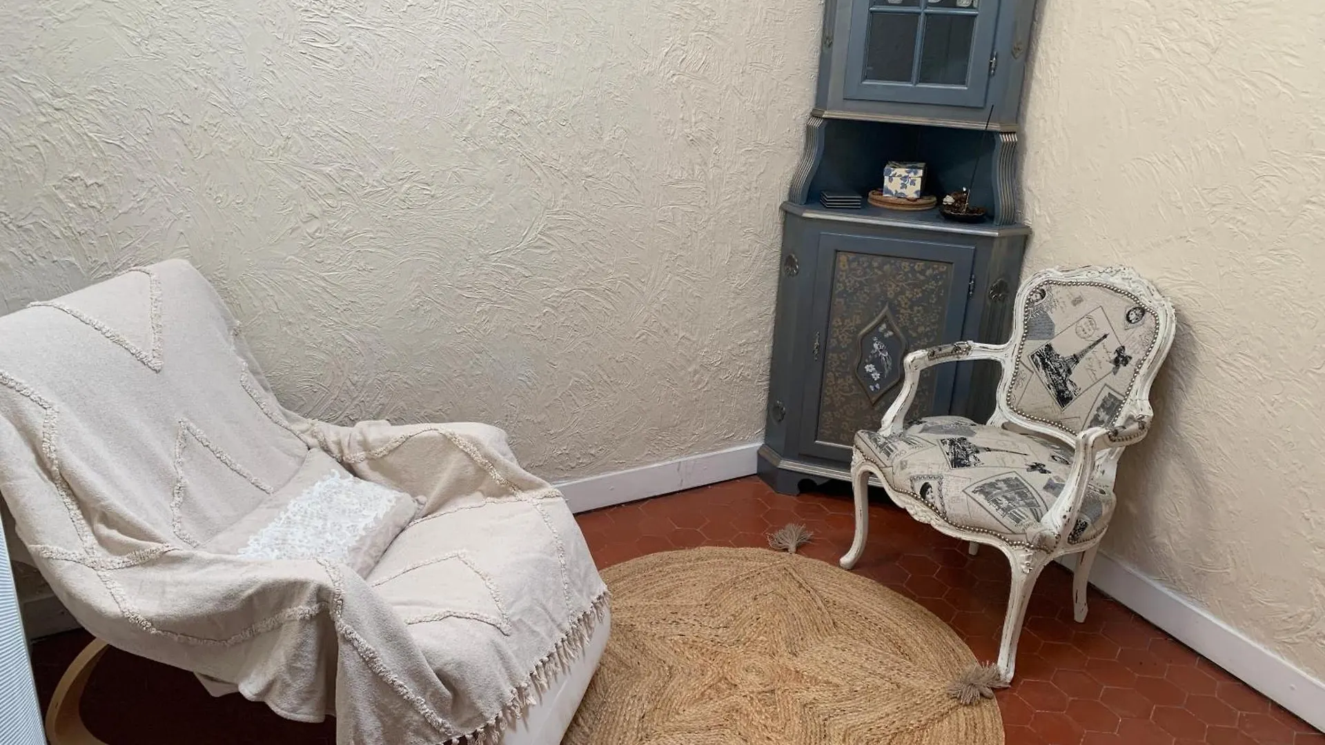 Un Appartement Atypiquement Provencal Le Cannet Apartment